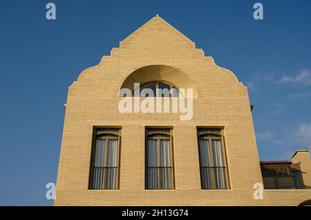 Obere Außenfassade des wiederaufgebauten alten Badehauses, Medina House, jetzt im Besitz von David Gilmour und Frau Polly Samson. Hove, East Sussex, England. Stockfoto