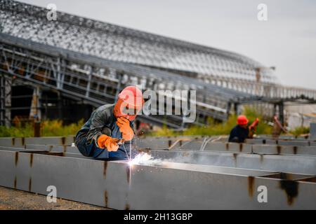 (211016) -- QIAN'AN, 16. Oktober 2021 (Xinhua) -- Ein Arbeiter schweißt Baumaterialien auf der Baustelle eines "Road-to-Rail"-Projekts in Qian'an ctiy, nordchinesische Provinz Hebei, 16. September 2021. Qian'an in der Provinz Hebei ist ein wichtiger Landkreis in der Stahlindustrie in Nordchina, mit einer großen Transportnachfrage nach Rohstoffen wie Eisenerz, Kohle und Koks. Um die Umweltverschmutzung und die Verkehrsstaus durch den Straßentransport von Massengütern zu verringern, wurden spezielle Eisenbahnlinien für wichtige Eisen- und Stahlunternehmen im Rahmen eines „Road-to-Rail“-Systems gebaut, das den Weg für ein g ebnete Stockfoto