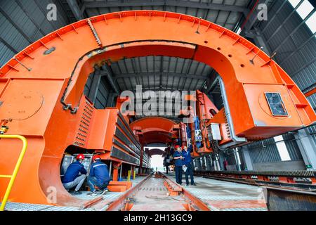 (211016) -- QIAN'AN, 16. Oktober 2021 (Xinhua) -- Ingenieure überprüfen die Ausrüstung auf der Baustelle eines "Road-to-Rail"-Projekts in Qian'an ctiy, nordchinesische Provinz Hebei, 16. September 2021. Qian'an in der Provinz Hebei ist ein wichtiger Landkreis in der Stahlindustrie in Nordchina, mit einer großen Transportnachfrage nach Rohstoffen wie Eisenerz, Kohle und Koks. Um die Umweltverschmutzung und die Verkehrsstaus durch den Straßentransport von Massengütern zu verringern, wurden spezielle Eisenbahnlinien für wichtige Eisen- und Stahlunternehmen im Rahmen eines „Road-to-Rail“-Systems gebaut, das den Weg für ein umweltfreundlicheres A ebnete Stockfoto