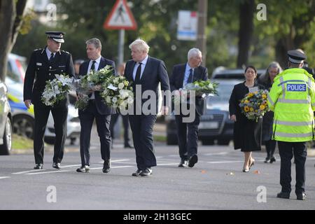 Southend on Sea, Großbritannien. Oktober 2021. Leigh on Sea Essex, Großbritannien. Premierminister Boris Johnson an der Seite von Priti Patel, Innenminister und Vorsitzender der Labour Party, Sir Keir Starmer, legte Blumenbeete vor der Szene in der methodistischen Kirche von Belfairs Leigh on Sea Essex ab, wo der Abgeordnete Sir David Amess erstochen wurde. Quelle: MARTIN DALTON/Alamy Live News Stockfoto