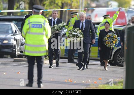 Southend on Sea, Großbritannien. Oktober 2021. Leigh on Sea Essex, Großbritannien. Premierminister Boris Johnson an der Seite von Priti Patel, Innenminister und Vorsitzender der Labour Party, Sir Keir Starmer, legte Blumenbeete vor der Szene in der methodistischen Kirche von Belfairs Leigh on Sea Essex ab, wo der Abgeordnete Sir David Amess erstochen wurde. Quelle: MARTIN DALTON/Alamy Live News Stockfoto