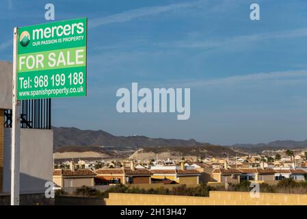 Immobilien zum Verkauf in Camposol, Spanien. Villa, Villen in einer Urbanisation, umgeben von Hügeln und Landschaft an der Costa Calida, Mittelmeerküste Stockfoto