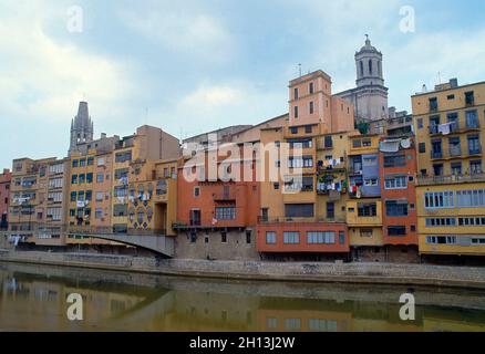 RIO OÑAR - FACHADAS DE LAS CASAS DESPUES DE LA RESTAURACION-TORRES DE S FELIX Y DE LA CATEDRAL. Lage: AUSSEN. GERONA. SPANIEN. Stockfoto