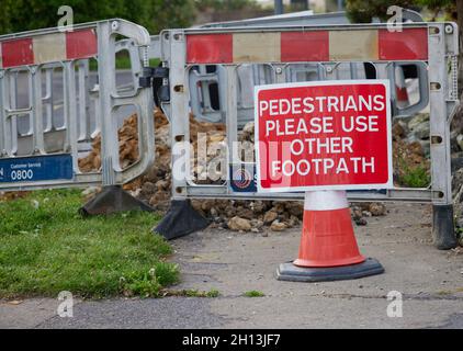 Brett, das Fußgänger auf einen anderen Fußweg umleitet. Stockfoto