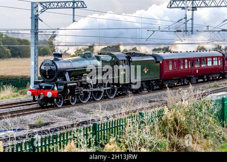 Wellingborough, Großbritannien. Oktober 2021. Bahamas eine Dampflokomotive der Jubilee-Baureihe 5596, die 1934 für die LMS gebaut wurde und durch Northamptonshire bis nach York ging, kurz nachdem sie Wellingborough verlassen hatte. Kredit: Keith J Smith./Alamy Live Nachrichten. Stockfoto