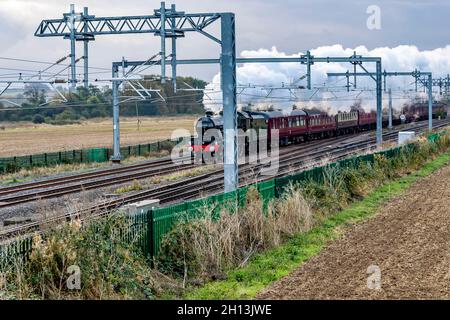 Wellingborough, Großbritannien. Oktober 2021. Bahamas eine Dampflokomotive der Jubilee-Baureihe 5596, die 1934 für die LMS gebaut wurde und durch Northamptonshire bis nach York ging, kurz nachdem sie Wellingborough verlassen hatte. Kredit: Keith J Smith./Alamy Live Nachrichten. Stockfoto