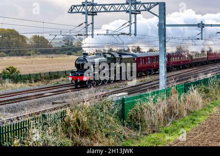 Wellingborough, Großbritannien. Oktober 2021. Bahamas eine Dampflokomotive der Jubilee-Baureihe 5596, die 1934 für die LMS gebaut wurde und durch Northamptonshire bis nach York ging, kurz nachdem sie Wellingborough verlassen hatte. Kredit: Keith J Smith./Alamy Live Nachrichten. Stockfoto