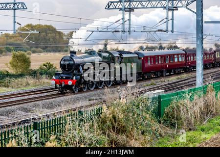 Wellingborough, Großbritannien. Oktober 2021. Bahamas eine Dampflokomotive der Jubilee-Baureihe 5596, die 1934 für die LMS gebaut wurde und durch Northamptonshire bis nach York ging, kurz nachdem sie Wellingborough verlassen hatte. Kredit: Keith J Smith./Alamy Live Nachrichten. Stockfoto