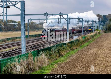 Wellingborough, Großbritannien. Oktober 2021. Bahamas eine Dampflokomotive der Jubilee-Baureihe 5596, die 1934 für die LMS gebaut wurde und durch Northamptonshire bis nach York ging, kurz nachdem sie Wellingborough verlassen hatte. Kredit: Keith J Smith./Alamy Live Nachrichten. Stockfoto