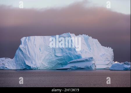 Eisberge unter stürmischem Himmel, Lemaire-Kanal, Antarktis. Antarktis. Stockfoto