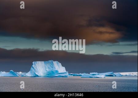 Eisberge unter stürmischem Himmel, Lemaire-Kanal, Antarktis. Antarktis. Stockfoto