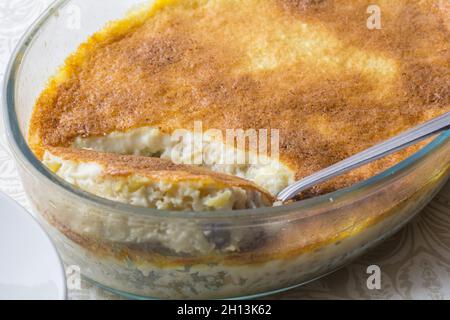 Cremiger Reispudding wird serviert - Nahaufnahme des Milchdessertals Stockfoto