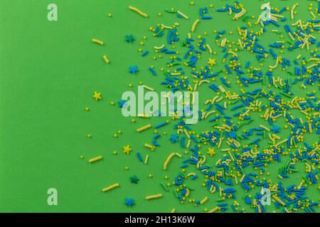 Zucker streuen Punkte, Dekoration für Kuchen und Bäckerei, als grüne Spaß Hintergrund. Stockfoto