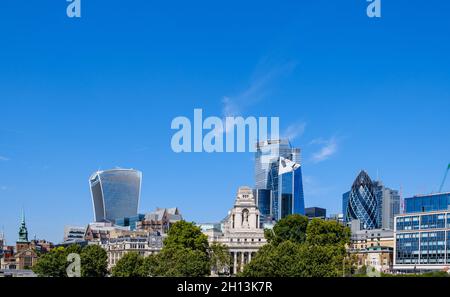 London Skyline einschließlich der Gherkin, der Walkie Talkie, der Scalpel, Ten Trinity Square, All Hallovs by the Tower Church & Twentytwo. Stockfoto