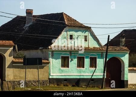 BUCHARE, RUMÄNIEN - 01. Sep 2021: Das malerische Dorf und die traditionellen alten Häuser. Sächsisches Dorf Viscri, Rumänien, 2021 Stockfoto