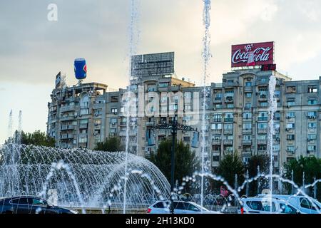 BUCHARE, RUMÄNIEN - 01. Sep 2021: Der Brunnen auf dem Unirii-Platz im Zentrum der Stadt․ Bukarest, Rumänien, 2021 Stockfoto