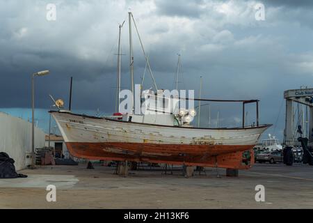 SA Rapita, Spanien; oktober 09 2021: Freizeitboot auf Metallstativen für die zukünftige Restaurierung unterstützt. SA Rapita Marina, Insel Mallorca, Spanien Stockfoto