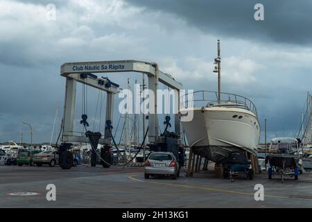 SA Rapita, Spanien; oktober 09 2021: Freizeitboot auf Metallstativen für die zukünftige Restaurierung unterstützt. SA Rapita Marina, Insel Mallorca, Spanien Stockfoto