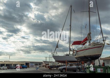 SA Rapita, Spanien; oktober 09 2021: Freizeitboot auf Metallstativen für die zukünftige Restaurierung unterstützt. SA Rapita Marina, Insel Mallorca, Spanien Stockfoto