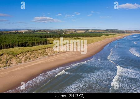 North End of Montrose Beach in Angus, Schottland mit Blick auf St. Cyrus und Aberdeenshire. Stockfoto