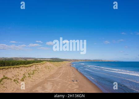 North End of Montrose Beach in Angus, Schottland mit Blick auf St. Cyrus und Aberdeenshire. Stockfoto