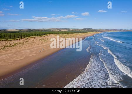 North End of Montrose Beach in Angus, Schottland mit Blick auf St. Cyrus und Aberdeenshire. Stockfoto