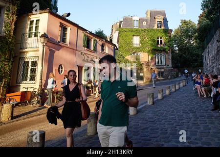 Paris, Frankreich - 2019. Juni: Touristen trinken und essen auf der Terrasse des Restaurants La Maison Rose in der rue Girardon in Montmartre, auf Sum Stockfoto