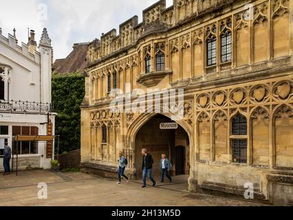 Großbritannien, England, Worcestershire, Great Malvern, Besucher, die durch den alten Torbogen des Priorats spazieren Stockfoto