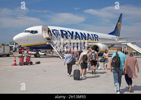 Passagiere, die am Flughafen Rhodos, Griechenland, zu den Stufen gehen, die kurz vor dem Einsteigen in ein Ryanair Boeing 737-800-Flugzeug stehen. Stockfoto