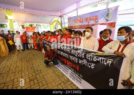 Non Exclusive: DHAKA CITY, BANGLADESH - 15. OKTOBER 2021: Bangladesh Puja udjapon parishad bilden im Dhakeshwari-Tempel eine Menschenkette gegen die Stockfoto