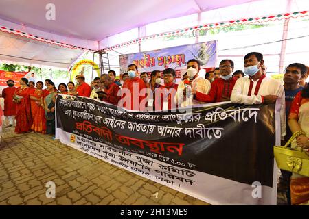 Non Exclusive: DHAKA CITY, BANGLADESH - 15. OKTOBER 2021: Bangladesh Puja udjapon parishad bilden im Dhakeshwari-Tempel eine Menschenkette gegen die Stockfoto