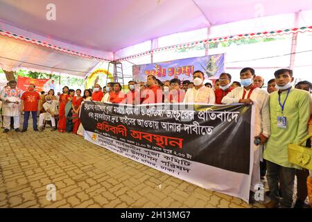 Non Exclusive: DHAKA CITY, BANGLADESH - 15. OKTOBER 2021: Bangladesh Puja udjapon parishad bilden im Dhakeshwari-Tempel eine Menschenkette gegen die Stockfoto