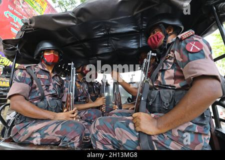 Non Exclusive: DHAKA, BANGLADESCH - 15. OKTOBER 2021: Grenzschutz nach Angriffen auf Cu patrouilliert das Personal von Bangladesch vor der Dhakeshwari Road Stockfoto