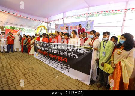Non Exclusive: DHAKA CITY, BANGLADESH - 15. OKTOBER 2021: Bangladesh Puja udjapon parishad bilden im Dhakeshwari-Tempel eine Menschenkette gegen die Stockfoto
