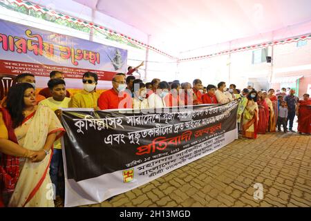 Non Exclusive: DHAKA CITY, BANGLADESH - 15. OKTOBER 2021: Bangladesh Puja udjapon parishad bilden im Dhakeshwari-Tempel eine Menschenkette gegen die Stockfoto