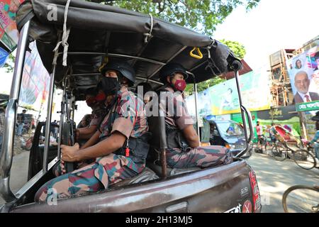 Non Exclusive: DHAKA, BANGLADESCH - 15. OKTOBER 2021: Grenzschutz nach Angriffen auf Cu patrouilliert das Personal von Bangladesch vor der Dhakeshwari Road Stockfoto
