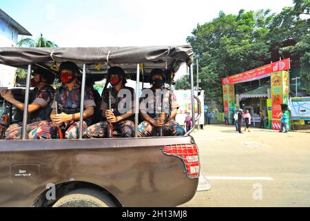 Non Exclusive: DHAKA, BANGLADESCH - 15. OKTOBER 2021: Grenzschutz nach Angriffen auf Cu patrouilliert das Personal von Bangladesch vor der Dhakeshwari Road Stockfoto