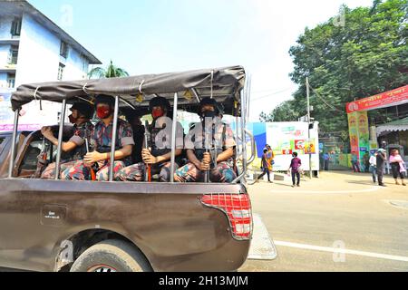 Non Exclusive: DHAKA, BANGLADESCH - 15. OKTOBER 2021: Grenzschutz nach Angriffen auf Cu patrouilliert das Personal von Bangladesch vor der Dhakeshwari Road Stockfoto