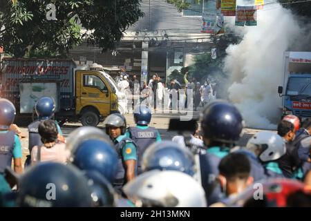 Non Exclusive: DHAKA CITY, BANGLADESH, OCTOBER 15 : die Demonstranten warfen Maurerfledermäuse, während sie während eines marsches der Polizei gegenübertreten Stockfoto