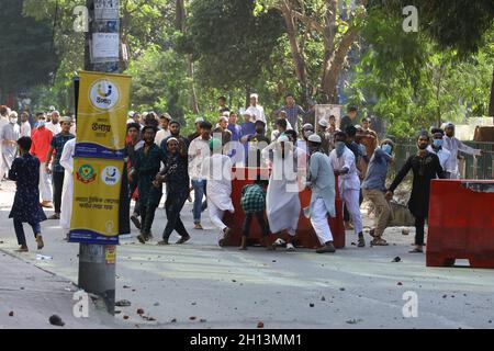 Non Exclusive: DHAKA CITY, BANGLADESH, OCTOBER 15 : die Demonstranten warfen Maurerfledermäuse, während sie während eines marsches der Polizei gegenübertreten Stockfoto