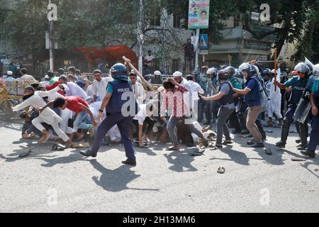 Non Exclusive: DHAKA CITY, BANGLADESH, OCTOBER 15 : die Demonstranten warfen Maurerfledermäuse, während sie während eines marsches der Polizei gegenübertreten Stockfoto