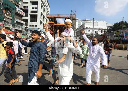 Non Exclusive: DHAKA CITY, BANGLADESH, OCTOBER 15 : die Demonstranten warfen Maurerfledermäuse, während sie während eines marsches der Polizei gegenübertreten Stockfoto