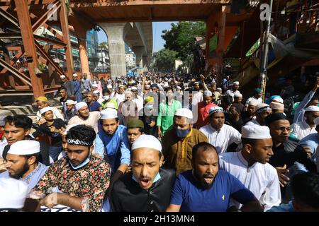Non Exclusive: DHAKA CITY, BANGLADESH, OCTOBER 15 : die Demonstranten warfen Maurerfledermäuse, während sie während eines marsches der Polizei gegenübertreten Stockfoto