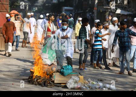 Non Exclusive: DHAKA CITY, BANGLADESH, OCTOBER 15 : die Demonstranten warfen Maurerfledermäuse, während sie während eines marsches der Polizei gegenübertreten Stockfoto