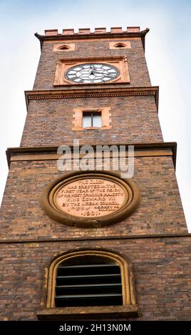 Großbritannien, England, Worcestershire, Great Malvern, North Malvern Road, 1901 Panzeruhr-Turm, der über dem Brunnen errichtet wurde, um der Krönung Eduards VII. Zu gedenken Stockfoto