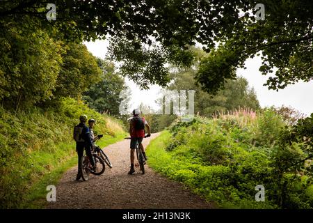 Großbritannien, England, Worcestershire, West Malvern, Westminster Bank, Junge Radfahrer auf dem Weg zum Sugarloaf Hill nach Worcestershire Beacon Stockfoto