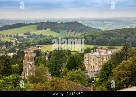 Großbritannien, England, Worcestershire, West Malvern, erhöhter Blick nach Westen über das Elim College vom Pfad zum Sugarloaf Hill Stockfoto