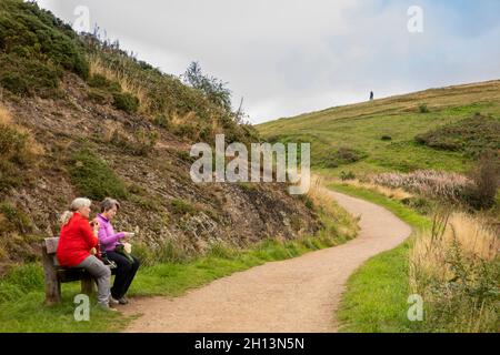 Großbritannien, England, Worcestershire, West Malvern, Westminster Bank, Wanderer ruhen sich auf dem Pfad zum Sugarloaf Hill nach Worcestershire Beacon aus Stockfoto