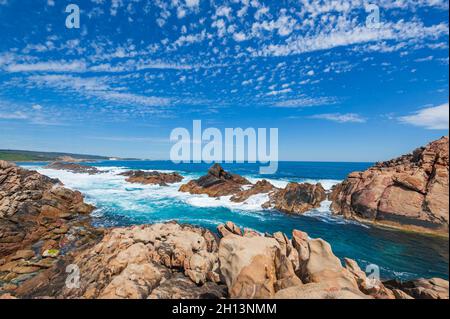 Dramatische Aussicht auf die malerische Felsküste bei Canal Rocks, einer beliebten Touristenattraktion in der Nähe von Yallingup, Leeuwin-Naturaliste National Park, Western A Stockfoto