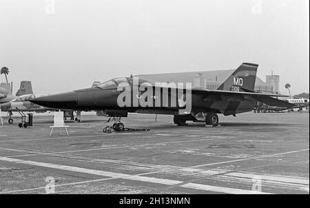 Eine United States Air Force General Dynamics F-111A Seriennummer 67-106 des taktischen Kampfflügels 366 auf der MacDill Air Force Base. Stockfoto